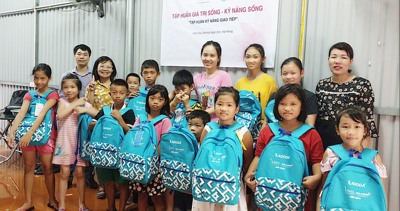 Các em nhỏ xóm Chài nhận quà năm học mới từ Quỹ VTVV và Ngân hàng TMCP Bắc Á