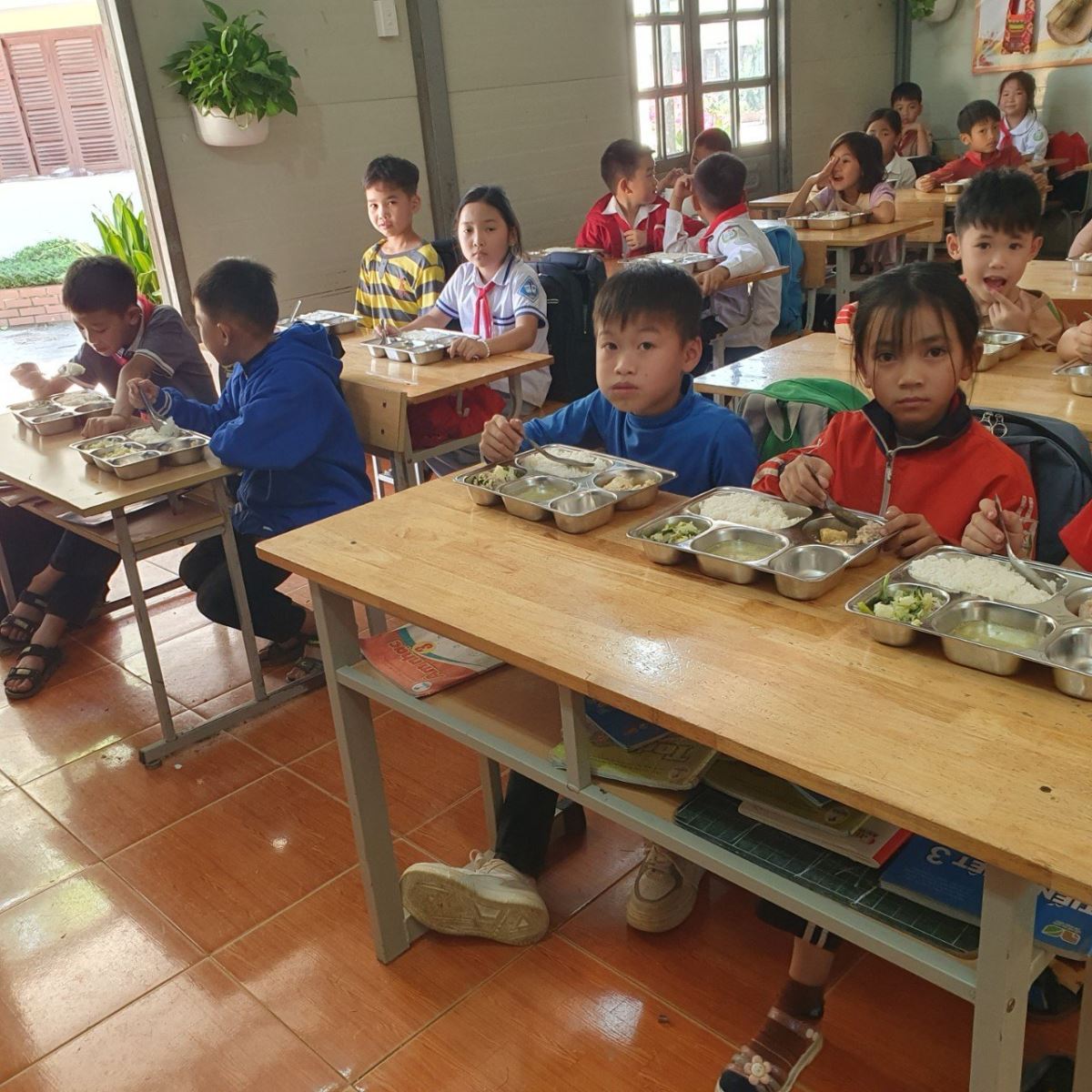 Hân hoan giờ ăn bán trú tại trường Tiểu học Chiềng Khoa, tỉnh Sơn La