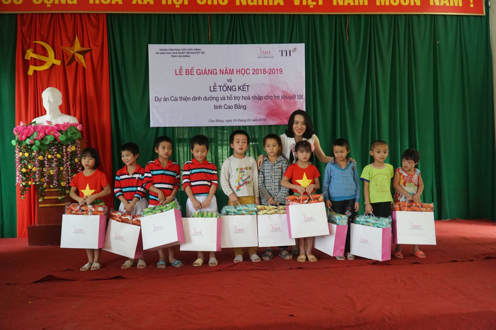 Mang sữa học đường đến với trẻ khuyết tật tại Cao Bằng