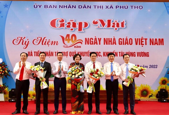 Trao tặng 160 suất quà cho 60 giáo viên và 100 học sinh tại Phú Thọ và Thái Bình.