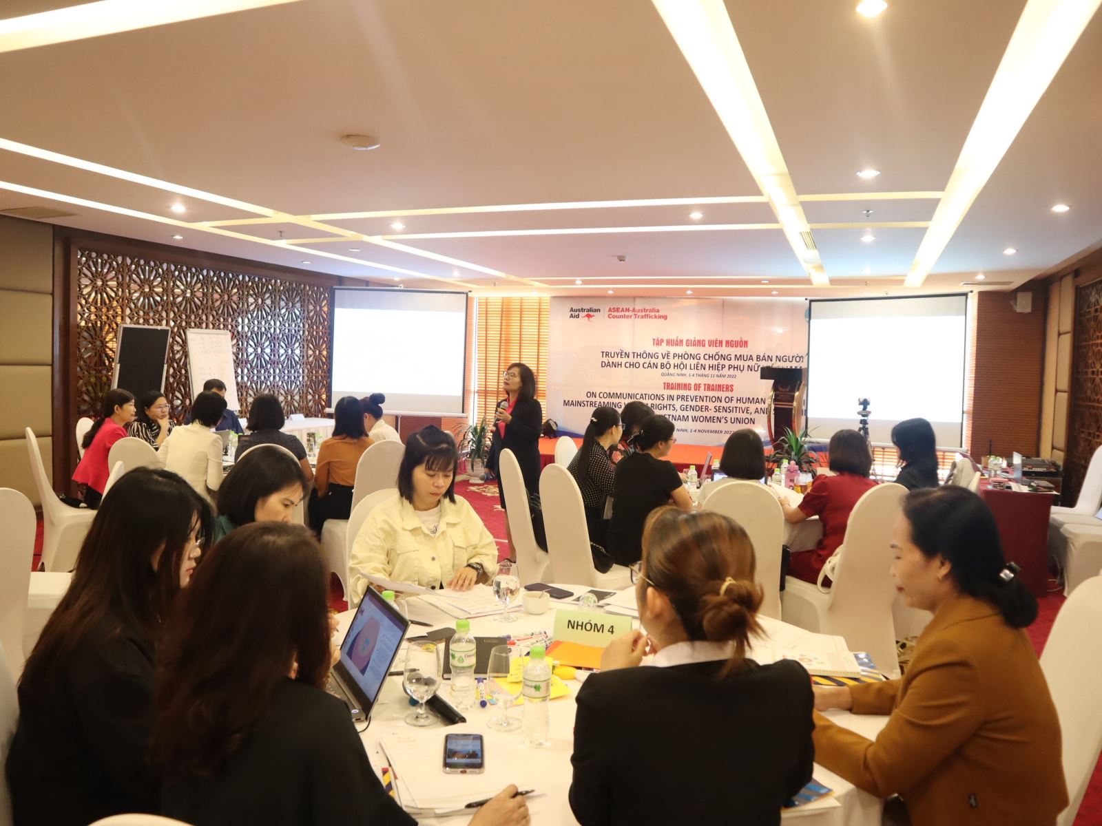 Đại diện Quỹ Vì Tầm Vóc Việt (VSF) trực tiếp điều hành khóa “Tập huấn giảng viên nguồn về truyền thông phòng chống mua bán người”