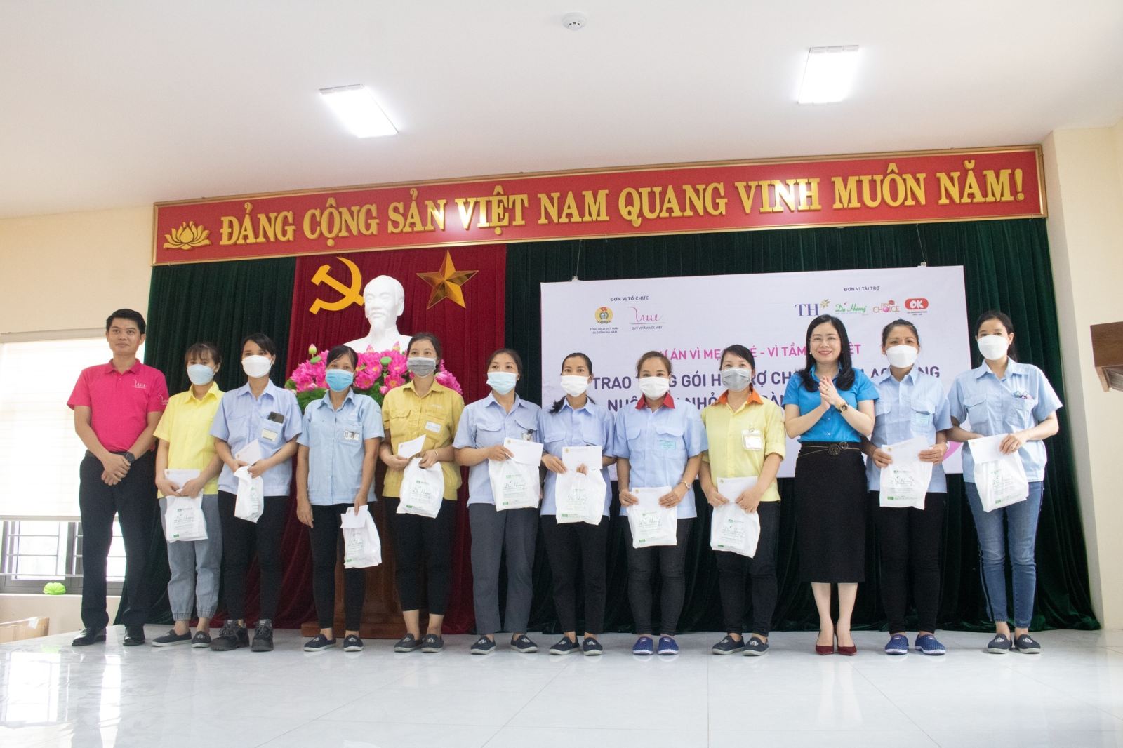Trao tặng 100 gói hỗ trợ cho người lao động nuôi con nhỏ có hoàn cảnh khó khăn tại tỉnh Hà Nam 