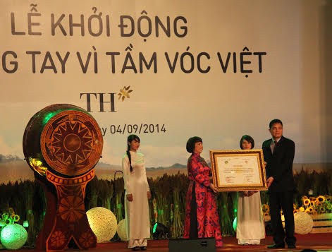 “For Vietnamese Stature Foundation (VSF)” (Vì tầm Vóc Việt)