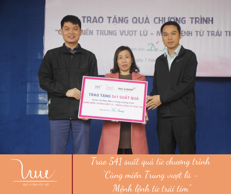 Trao 541 suất quà từ chương trình “Cùng miền Trung vượt lũ - Mệnh lệnh từ trái tim”