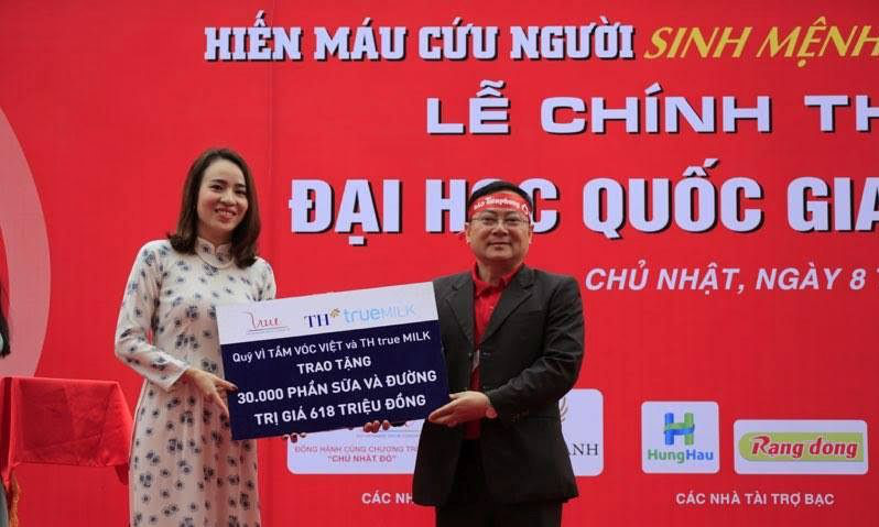 Quỹ Vì Tầm Vóc Việt Tài trợ cho chương trình Chủ Nhật Đỏ hằng năm