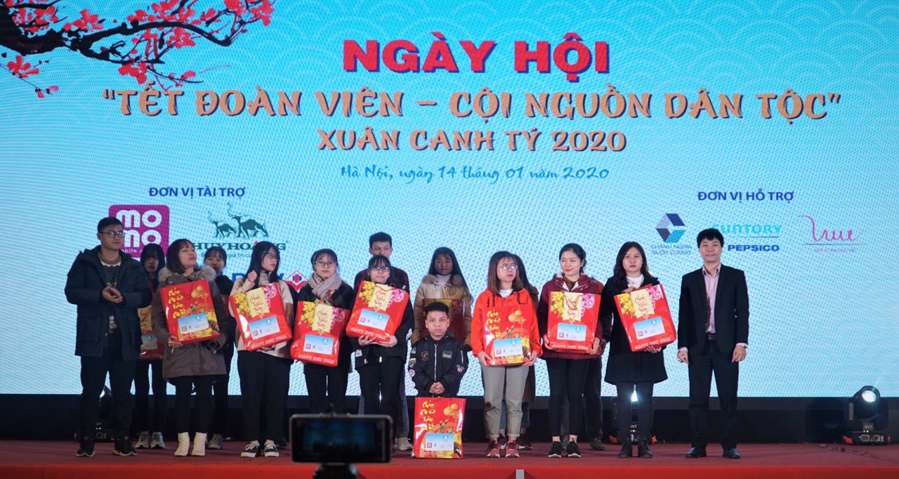 Quỹ Vì Tầm Vóc Việt trao tặng 100 phần quà cho sinh viên có hoàn cảnh khó khăn dịp Tết Nguyên đán Canh Tý 2020 tại Hà Nội