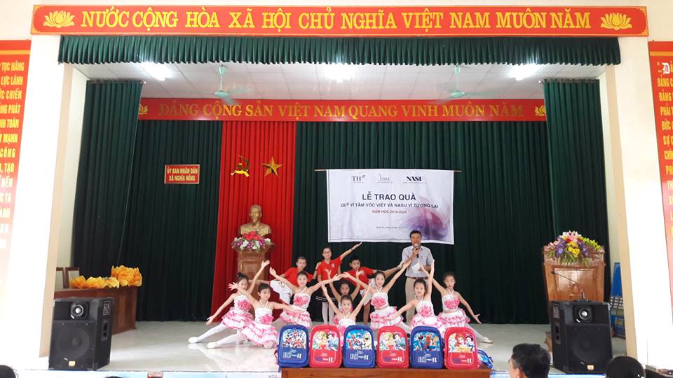 2,141 school supply kits were awarded to elementary school students in Nghe An