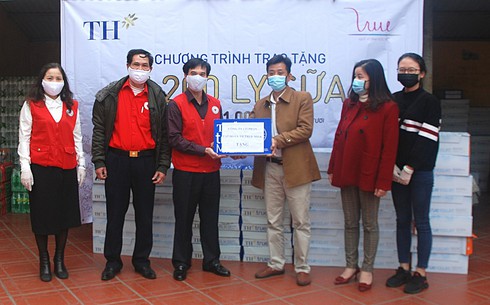 7200 glasses of fresh TH true Milk were gifted to residents in Hai Duong province to combat Covid-19 pandemic