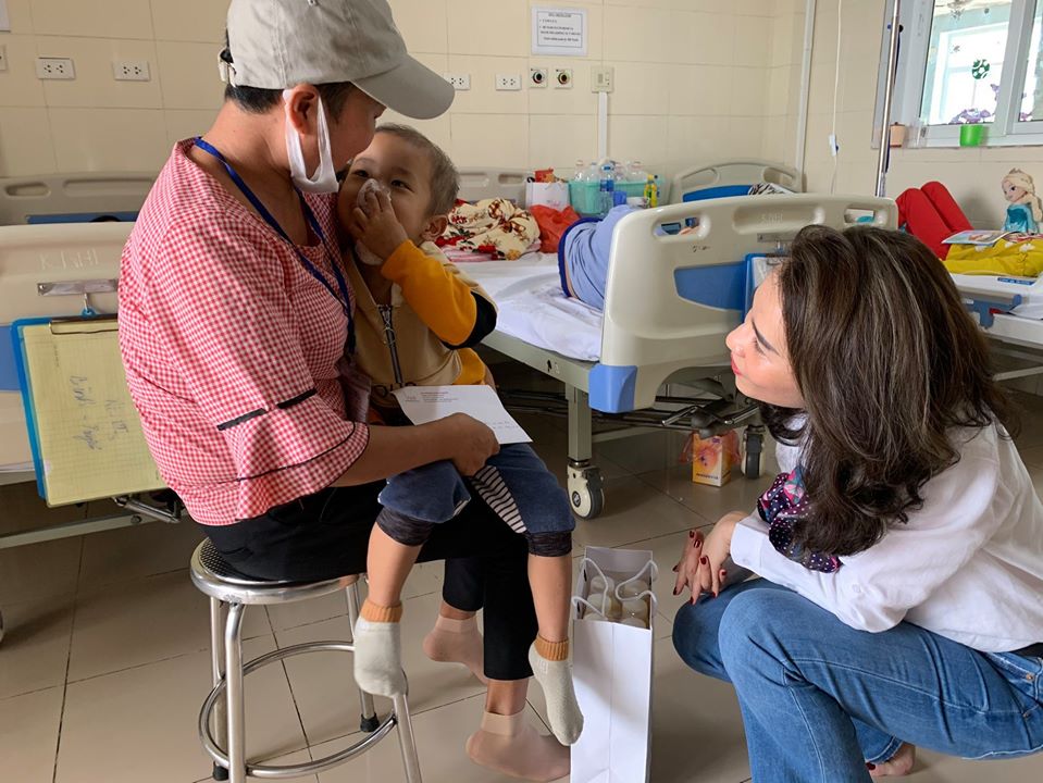 Awarding 2 sponsorships with a total value of 40 million VND from Loving Red pocket program