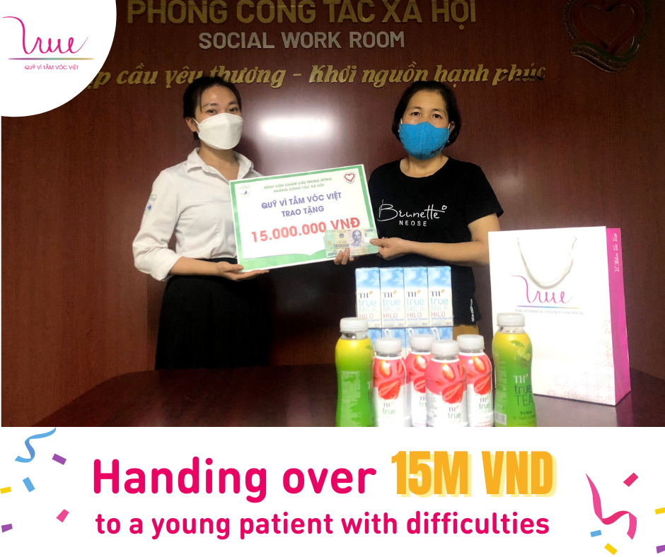 Handing over 15 million VND grant to a young patient with difficulties