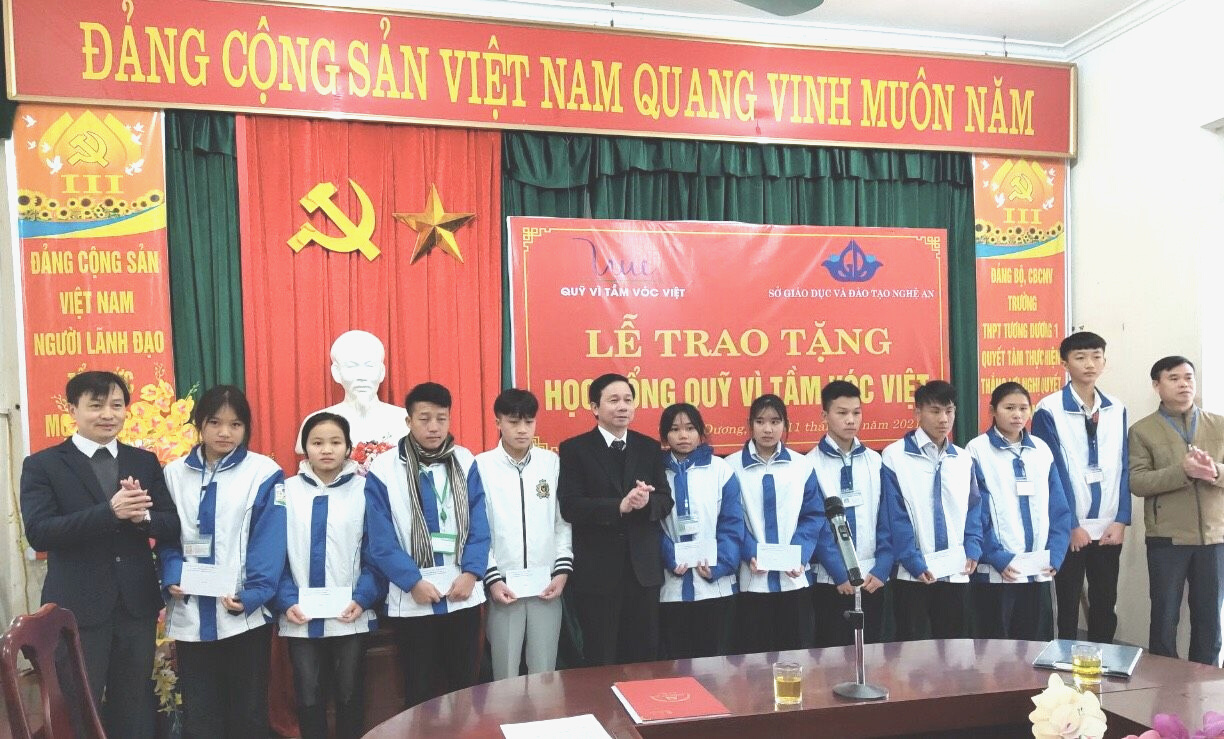 200 học sinh Nghệ An được trao học bổng Quỹ Vì Tầm Vóc Việt