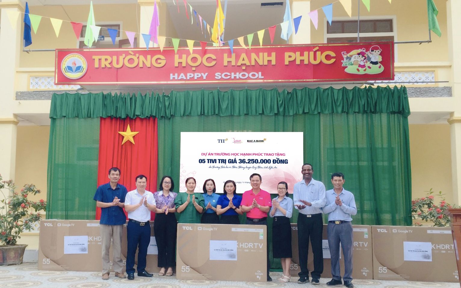 Trao tặng 5 tivi cho Trường Tiểu học Châu Thắng, huyện Quỳ Châu, tỉnh Nghệ An