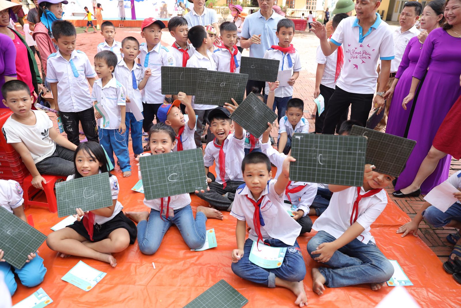 20 more primary schools in Nghe An province benefit from equipping with school bookcases