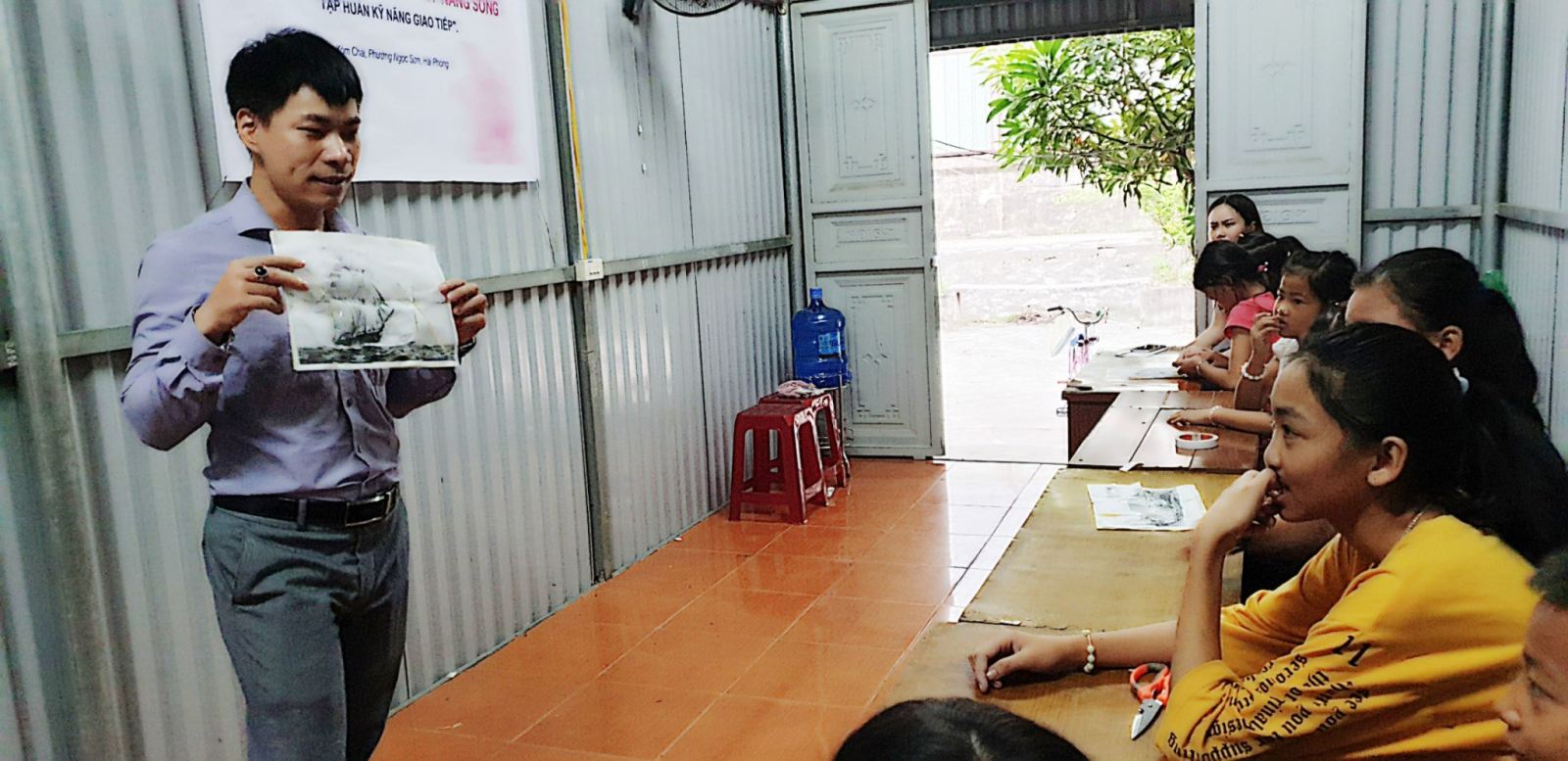 The 3rd training session on life skills and giving gifts of the new school year to 22 children in Chai village, Hai Phong