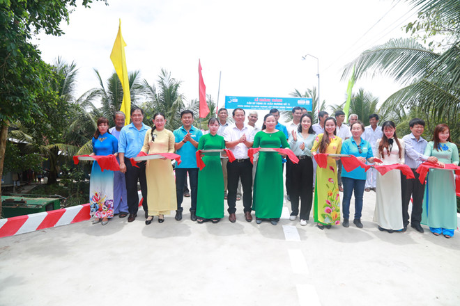 The students in Can Tho Province welcome the new school year with the Hope Bridge No.25