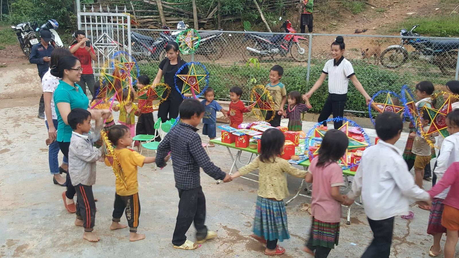 Đón khai giảng cùng trăng trên núi ở Thẩm Pung