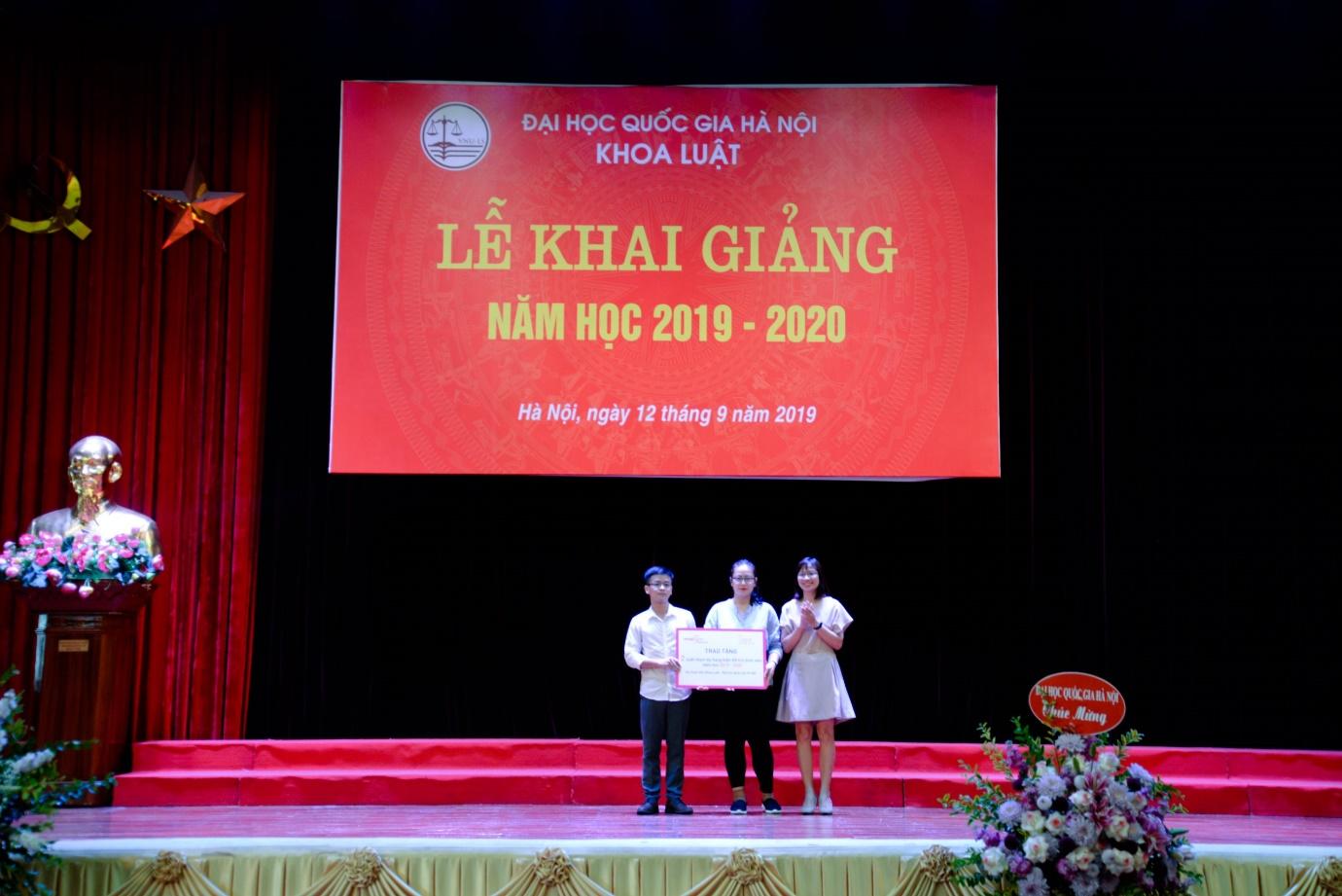 For Vietnamese Stature Foundation attends the commencement of the new school year ceremony and present DynaGen Initiative's scholarship for university students