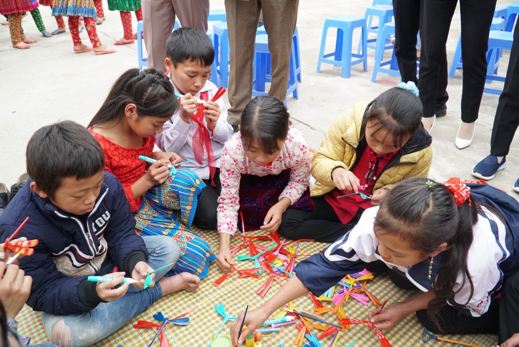 Ngày hội vui cùng làng nghề mở đầu dự án " Sách cho em" tại Mèo Vạc