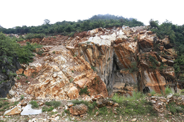 Quarries in Quy Hop commune is the work place for many people and also causes them death.